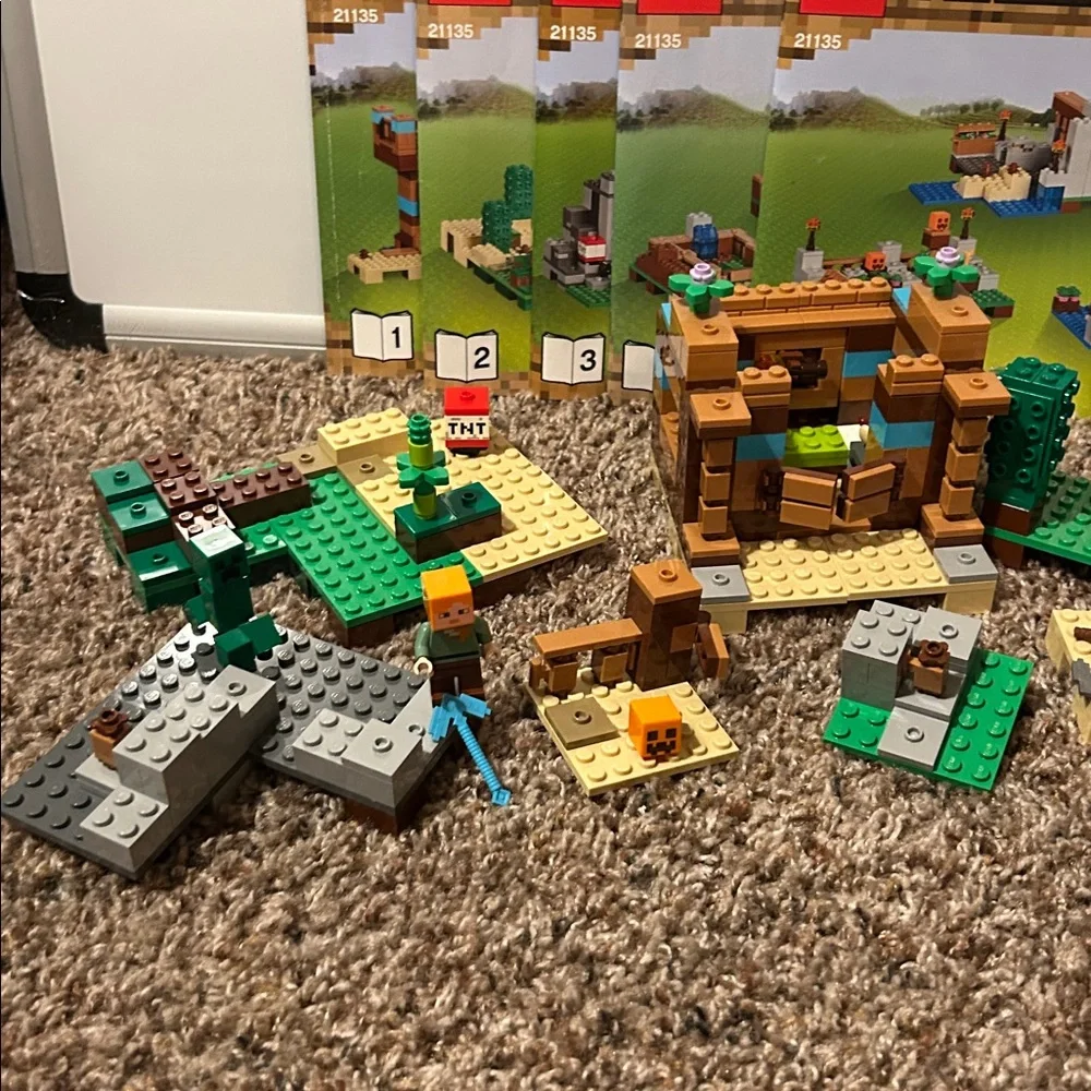 LEGO Minecraft #21135 The Crafting Box 2.0 Open and Built Set Missing Pieces